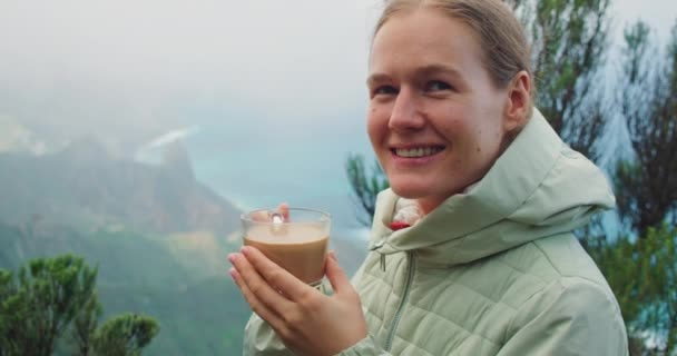 Πορτρέτο Της Ικανοποιημένης Γυναίκας Πίνοντας Καφέ Φόντο Φύση Στην Κορυφή — Αρχείο Βίντεο