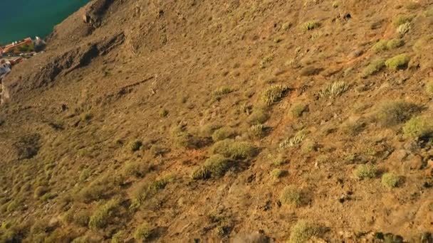 疲惫的徒步旅行女孩在岩石山顶上休息 在荒野小径上享受夜晚的自然 孤独的女徒步旅行者 健康的生活方式概念 Tenerife加那利群岛西班牙 — 图库视频影像