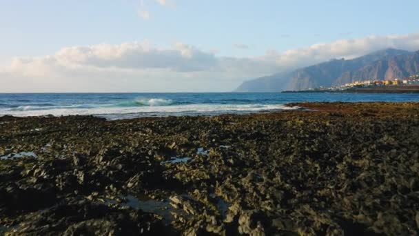 Okyanus Dalgaları Sahilin Kayalık Kıyılarına Çarpıyor Tuzlu Deniz Suyu Köpüğü — Stok video