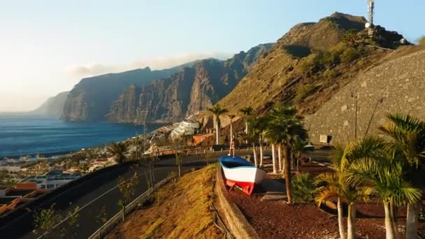 展望台から海の景色を楽しむ観光客の女性 Mirador Archipenque 日没時にロス ジガンテスの崖を賞賛する非常に素晴らしい視点 テネリフェ島の急な海岸 孤独の裏側 — ストック動画