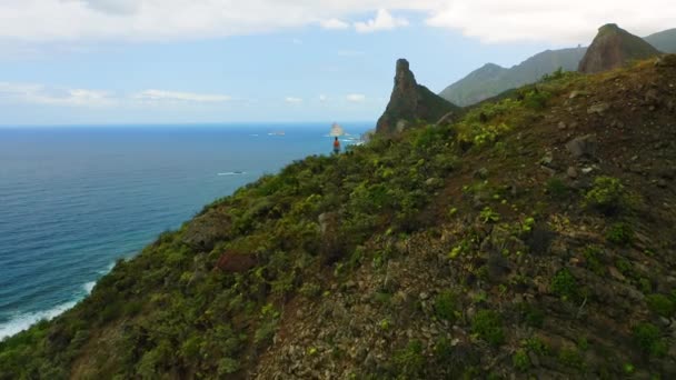 Hiker Woman Stands Cliff Edge Ocean Mountain View Green Coastline — 비디오