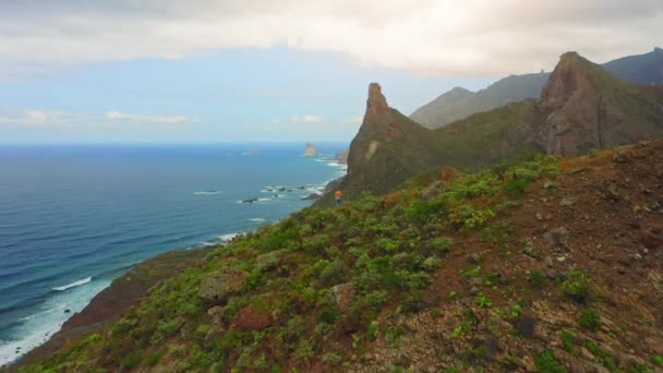 Hiker Girl Walking Mountainside Edge Cliff Deep Ocean Mountain Landscape — Αρχείο Βίντεο
