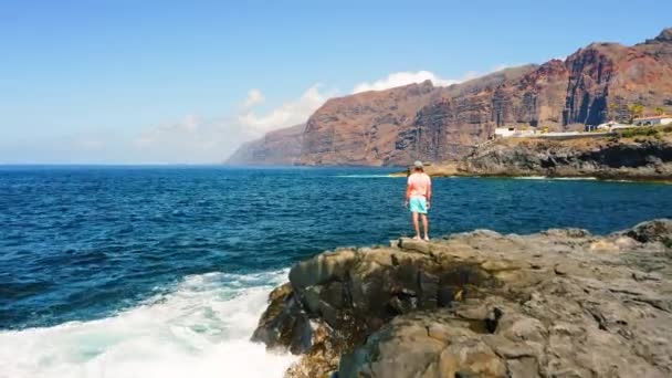 Man Tourist Rocky Volcanic Beach Tenerife Island Ocean Waves Splash — Vídeo de Stock