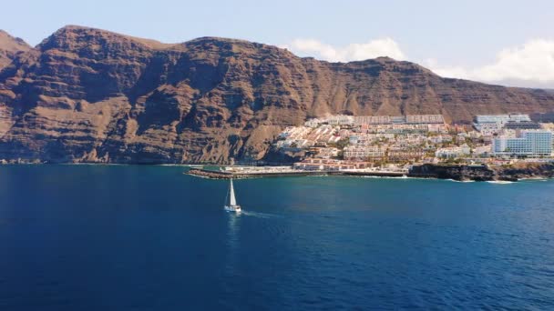Sailing Yacht Sea Rocky Volcanic Cliffs Los Gigantes Tenerife Island — Stock video