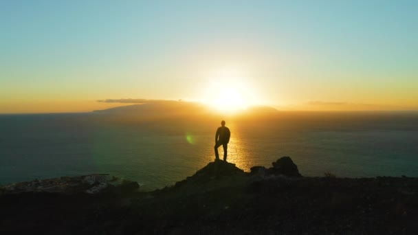 Человек Смотрит Закат Вершине Горы Видом Океан Гавань Городского Пейзажа — стоковое видео