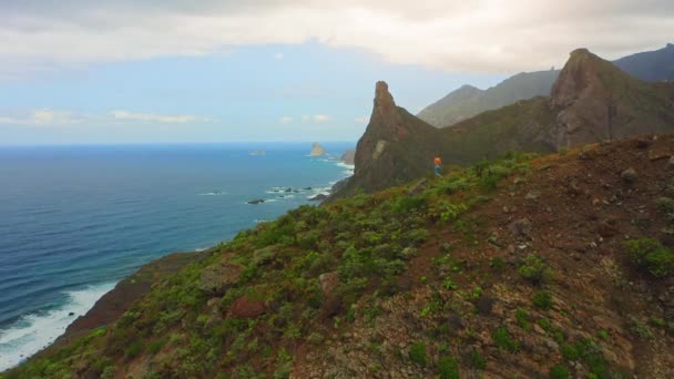 Hiker Girl Walking Mountainside Edge Cliff Deep Ocean Mountain Landscape — Stock video