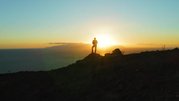 Hiking Man Mountains Watching Sunset Horizon Beautiful Ocean Water Landscape — Stockvideo