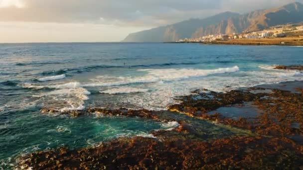 Океанські Хвилі Розбиваються Скелястий Береговий Вулканічний Берег Дике Недоторкане Середовище — стокове відео