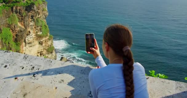 Жінка Користується Смартфоном Відпочиває Скелястому Пляжі Дівчинка Фотографує Океан Телефону — стокове відео