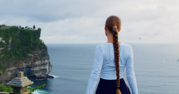 Woman Long Hair Braid Enjoys Ocean View Uluwatu Hindu Temple — Αρχείο Βίντεο
