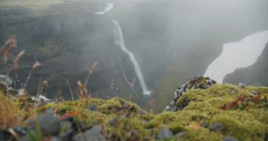 İzlanda 'daki en güzel Haifoss şelalesi.