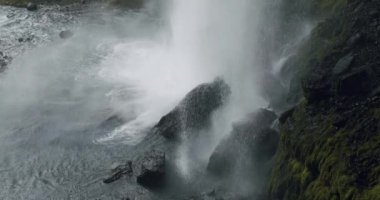 İzlanda 'nın güney bölgesinde güzel Kvernufoss gizli şelalesi