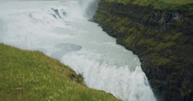 İzlanda 'daki güçlü Gullfoss şelalesinin ön kenarı Altın Daire yolunda yer almaktadır.