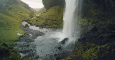 İzlanda 'nın güney bölgesinde güzel Kvernufoss gizli şelalesi