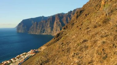 Tenerife okyanus kıyısı. Uçan deniz suları ve kayalık dağlar Los Gigantes uçurumları. Kanarya Adaları, İspanya.