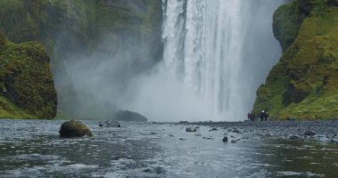 Nehir yansıması ile en ünlü Skogafoss şelalesi, İzlanda