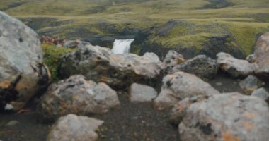 İzlanda 'da Haifoss şelalesi ortaya çıkıyor.