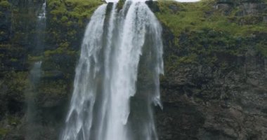 Seljalandfoss Şelalesi İzlanda 'nın güzel akan suları