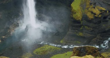 İzlanda 'daki en güzel Haifoss şelalesi.
