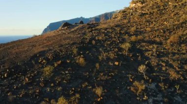 Denizin ortasındaki volkanik dağlar Tenerife Adası 'ndaki büyük Los Gigantes kayalıkları. Mavi derin okyanus manzarası. Saf doğa..