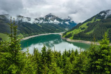 Schlegeis Stausee göl manzarası dağ yürüyüşü patikasından. Zillertal, Avusturya, Avrupa.