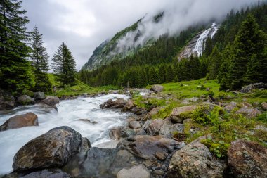 Dağ mavisi su nehri ve ağaçlar doğal çevre. Alplerde yürüyüş. Grawa Şelalesi Stubai Vadisi, Tyrol, Avusturya.