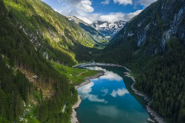 夏季欧洲上奥地利Gosau湖和Dachstein山顶山脉的空中景观和可见的冰川冰 — 图库照片