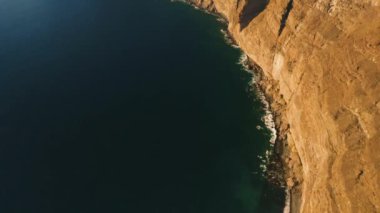 Tenerife Kanarya Adaları İspanya 'da gün batımında Los Gigantes kayalıkları. Yavaş yavaş yüksek volkanik dağların havadan görüntüsünü açıyor.