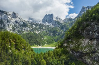 Yukarı Gosau ve Dachstein zirvesi sıradağları ve yazları görünen buzullar, Yukarı Avusturya, Avrupa. Hava görünümü.