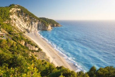 Yunanistan 'ın Lefkada İyon adasındaki Agios Nikitas köyü yakınlarındaki Milos plajı. Akşam gün batımı Altın ışık.
