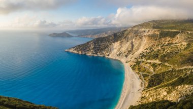 Yunanistan 'ın Kefalonia Adası' nda mavi körfezli Myrtos plajı.