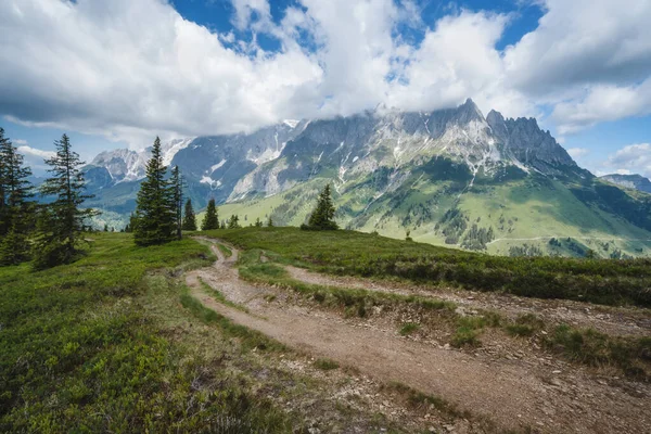 奥地利蒂罗尔Wilder Kaiser山周围的远足小径 — 图库照片