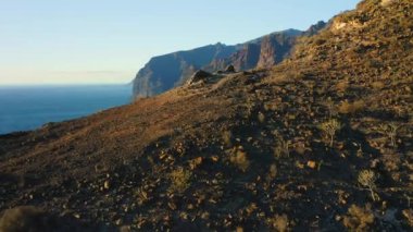 İspanya 'nın Tenerife Adası' nda günbatımında derin okyanus sularındaki Los Gigantes Kayalıkları.