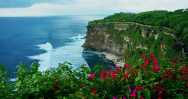 Hint Okyanusu 'ndaki dik kayalıklar tropik Bali Adası Endonezya' sında. Dik kayalık kireçtaşı plajı. Popüler turist eğlencesi. Uluwatu.