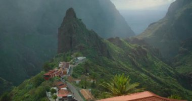 Bulutlarda dağ zirvesi ve ilkbaharda sisli yağmur. Masca vadisi ve Tenerife köyü. Meşhur turistik cazibe.