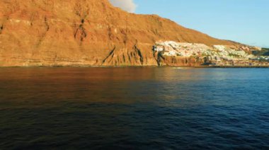 Rocky plajı, Puerto de Santiago 'da liman manzaralı dik kayalıklarla çevrili. Derin okyanus suyuyla Los Gigantes. Tenerife Kanarya Adaları İspanya.