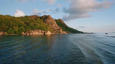 Günbatımında ünlü tropikal sahil Anse Source d 'Argent' ın hava görüntüleri. Sakin dalgalar resif kenarından yuvarlanıyor. La Digue Adası, Seyşeller