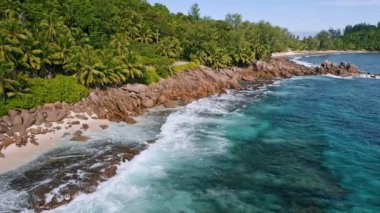 Mahe Adası, Seyşeller 'deki okyanus dalgalarıyla kayalık tropikal kıyı şeridinin 4K hava aracı görüntüsü