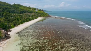 Mahe Adası, Seyşeller. Anse Forban 'daki tropikal okyanus sığ göl manzarası
