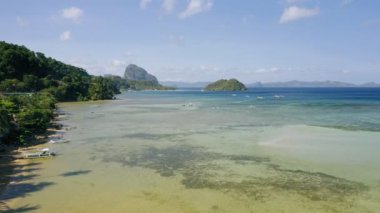 El Nido, Palawan adası, Filipinler - Koyda demirlemiş temiz zümrüt yeşil su gölüne sahip 4K hava aracı görüntüsü