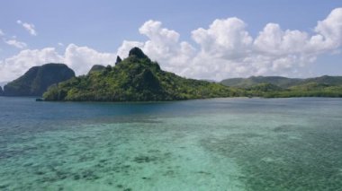 Yılan adası yakınlarındaki 4K Havacılık, El Nido, Palawan, Filipinler 'e doğru. Asya