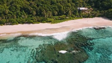 Seyşeller 'deki Mahe Adası' ndaki tropikal plaj Anse Bazarca 'nın gökyüzü manzarası. Yaz tatili, seyahat ve yaşam tarzı konsepti