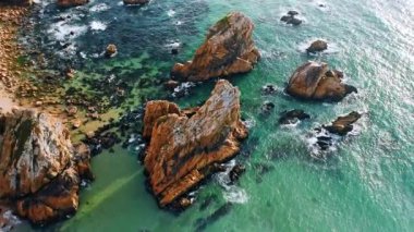 Portekiz, Ursa sahilindeki engebeli uçurumların 4K hava manzarası. Atlantik okyanus dalgaları ve kayalık uçurumlar