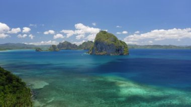 Filipinler, Palawan 'daki El Nido sahilinin 4k hava manzarası. Arka planda güzel Pinagbuyutan ve Malpacao adaları olan Bacuit Körfezi
