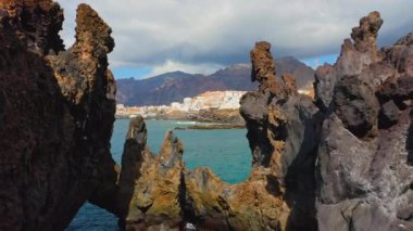 Tenerife, Kanarya Adası Charco El Diablo. Şeytan 'ın doğal havuzu. Kara lav akıntıları, volkanik tuhaf taşlar, kayalık volkanik plaj, Atlantik Okyanusu manzarası.