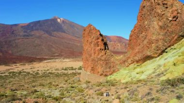 Mavi gökyüzünde volkanik kayalar olan terk edilmiş bir dağ manzarası. Teide Ulusal Parkı 'nda doğa. Tenerife Kanarya Adaları İspanya.