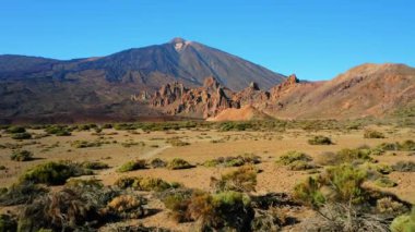 Teide volkanı manzaralı Ulusal Park Çölü kayalık yüzeyi. Tenerife, Kanarya Adaları.