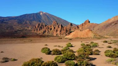 Teide Ulusal Parkı 'nın ıssız arazisindeki dağ sıraları. İspanya 'nın en yüksek volkan manzarası.