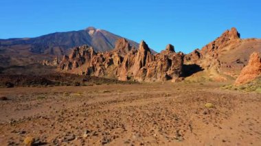 Teide Ulusal Parkı 'nın ıssız arazisindeki dağ sıraları. İspanya 'nın en yüksek volkan manzarası.