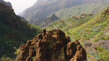 İnsansız hava aracı Teno Ulusal Parkı Masca Vadisi ve köyündeki beyaz sis bulutlarıyla çevrili devasa volkanik yeşil dağların üzerinden uçuyor. Tenerife Kanarya Adaları İspanya Avrupa.